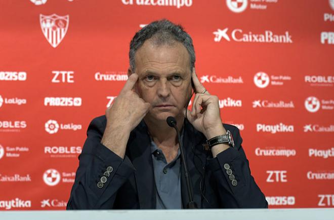 Joaquín Caparrós, cual mentalista, pensando en las cábalas de la última jornada de liga (Foto: Kiko Hurtado).