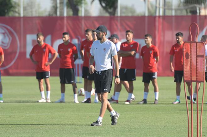 Pablo Machín, en el entrenamiento del Sevilla (Foto: Kiko Hurtado).