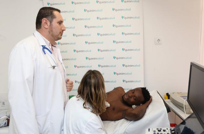 James Igbekeme pasa el reconocimiento médico (Foto: RZ).