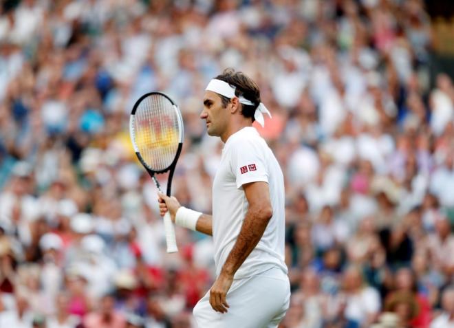 Roger Federer celebra su victoria ante Struff en Wimbledon.