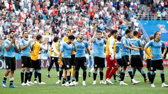 Los jugadores de la selección de Uruguay aplauden a su afición tras la derrota ante Francia.