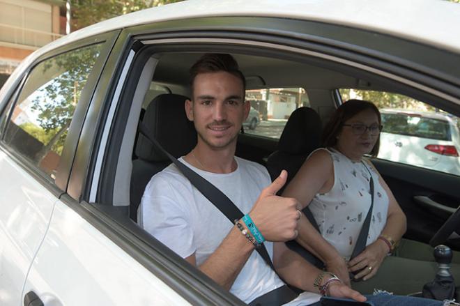 Fabián sale de la Ciudad Deportiva tras despedirse de sus compañeros en el Betis (Foto: Kiko Hurtado).