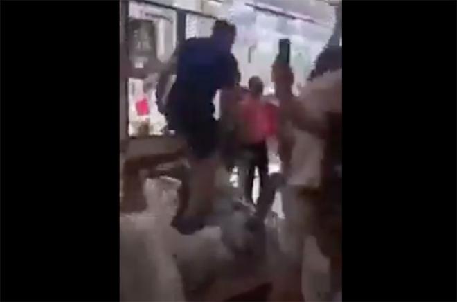 Aficionados ingleses saltan en una cama de una tienda de Ikea en Londres.