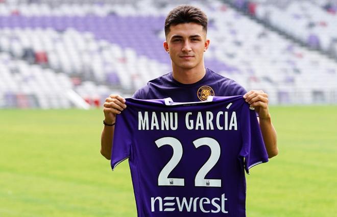 Manu García posando con la camiseta del Toulouse FC