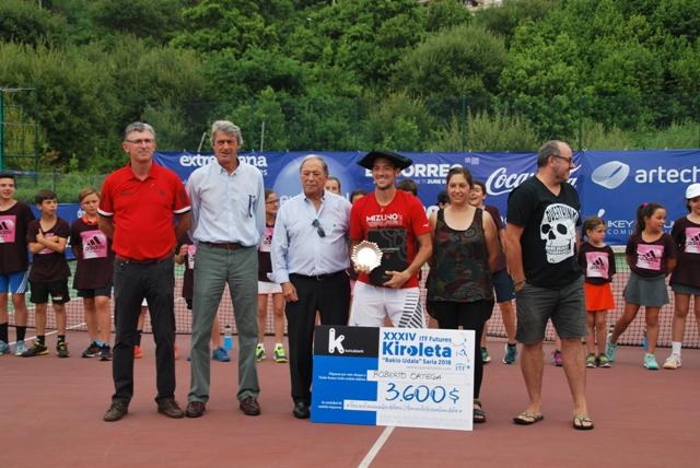 Entrega de trofeos en el Kiroleta de Bakio