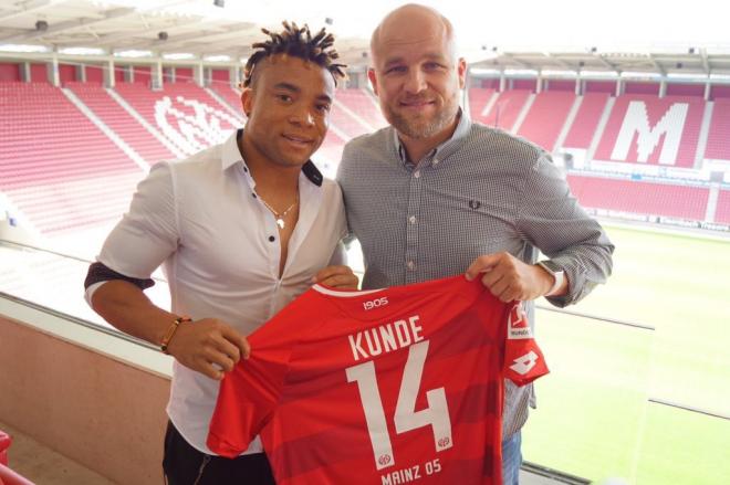 Pierre Kunde posa con la camiseta del Mainz 05 durante su presentación con el equipo alemán.