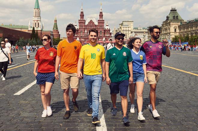 Seis activistas de la comunidad LGTBI dibujan la bandera arcoíris en Rusia. (Foto: The Hidden Flag).