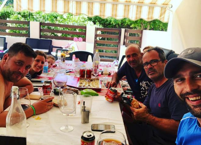 Álvaro Cervera disfruta de una comida con amigos para despedir las vacaciones de verano.