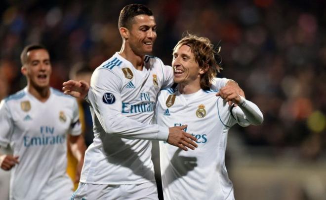 Cristiano Ronaldo y Modric celebran un gol en el Real Madrid.