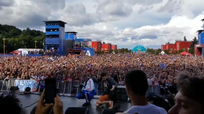 Los aficionados de Rusia celebran con los jugadores la actuación de los suyos en el Mundial.