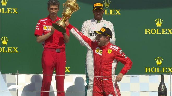 Vettel celebra su victoria ante Hamilton.