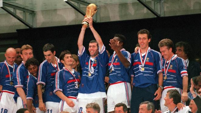 Zidane levanta la copa del Mundo 1998.