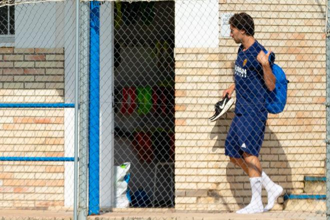 Íñigo Eguaras llega a la Ciudad Deportiva el primer día de la pretemporada del Real Zaragoza (Foto: Daniel Marzo).