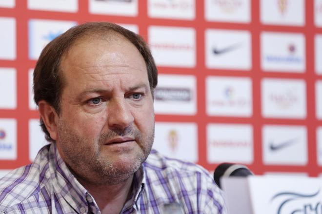 Gonzalo Revuelta, médico del Sporting, en sala de prensa (Foto: Luis Manso).