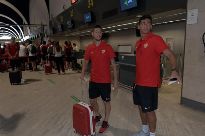 Escudero y Ganso en el aeropuerto antes de volar a Benidorm. (Foto: Kiko Hurtado).