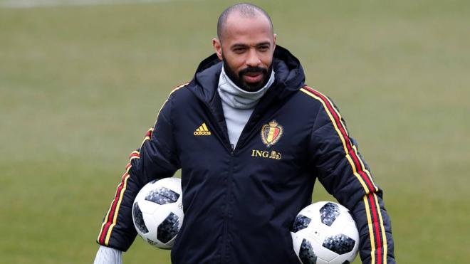 Thierry Henry, con dos balones, en una entrenamiento de la selección belga.