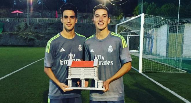 Javi Hernández, a la derecha de la imagen, con la camiseta del Real Madrid.