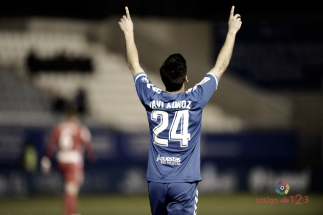 Javi Muñoz celebra un gol con el Lorca.