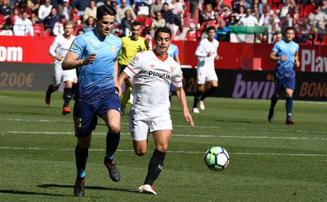 Juanpe protege el balón ante Ben Yedder durante el Sevilla-Girona (Foto: Kiko Hurtado).