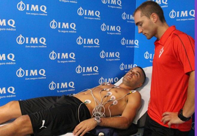 Los jugadores del Eibar pasan el reconocimiento médico (FOTO: EIBAR)