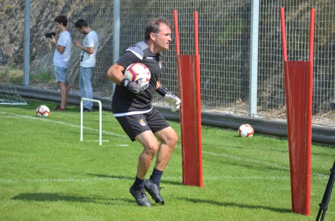 Luis Llopis entrenando con los porteros (FOTO: GB)