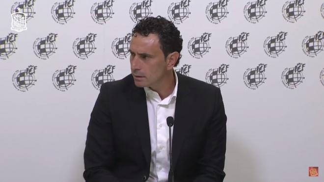 José Francisco Molina, en sala de prensa durante su presentación (Señal: RFEF).