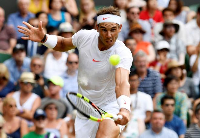Rafa Nadal golpea la pelota en el partido ante Vesely de octavos de final de Wimbledon.