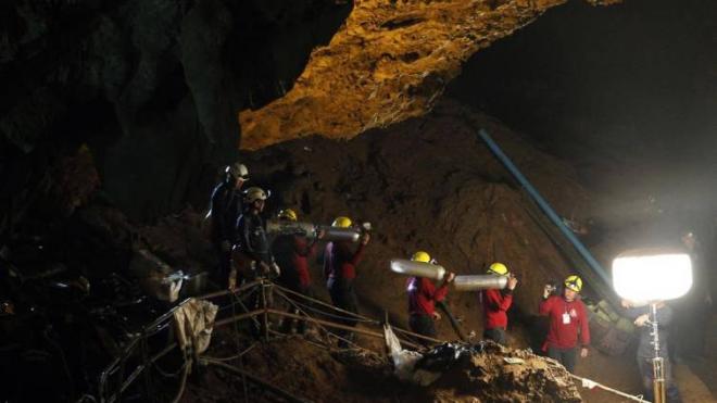 Labores de rescate de los niños atrapados en la cueva de Tailandia.