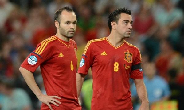 Xavi e Iniesta, exjugadores del FC Barcelona, en un partido con la selección española.