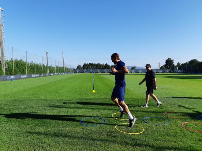 Okay Yokuslu, durante su primer entrenamiento con el Celta.