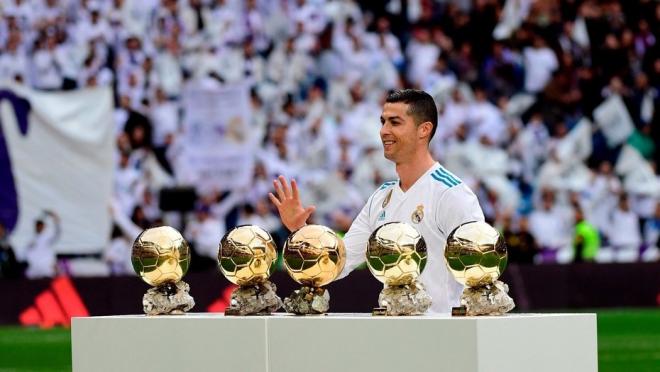Cristiano Ronaldo posa con sus Balones de Oro.