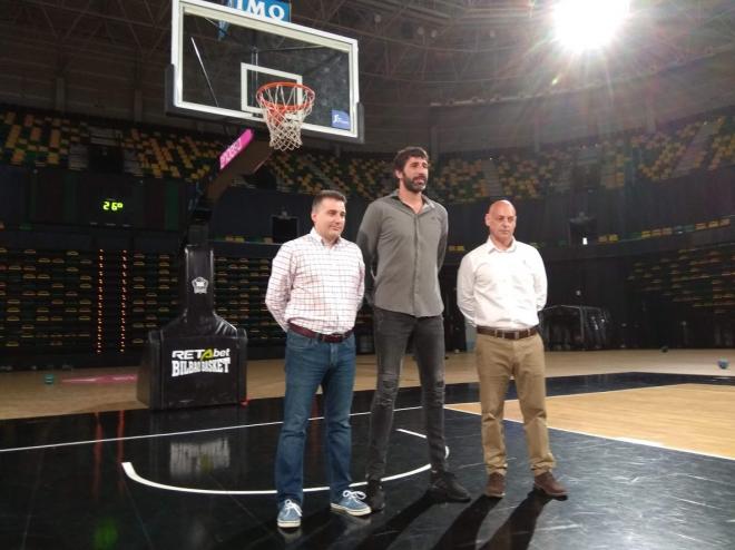 Rafa Pueyo, Alex Mumbrú y Jorge Elorduy en su presentación como nuevo cuerpo técnico del Bilbao Basket