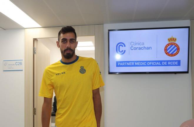 El delantero del Espanyol Borja Iglesias entra en la clínica del club para el reconocimiento médico (@RCDEspanyol).