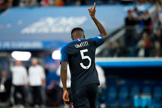 El central del Barcelona Samuel Umtiti celebra su gol en el Francia-Bélgica de semifinales del Mundial de Rusia 2018.