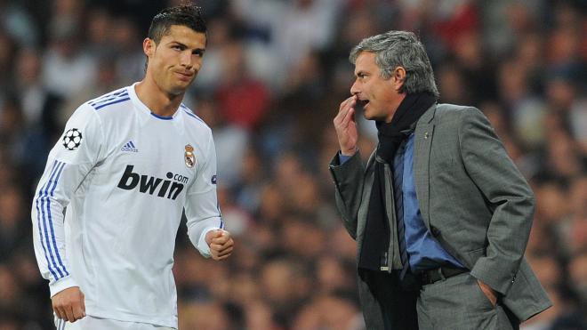 Mourinho habla con Cristiano Ronaldo en su etapa como entrenador del Real Madrid.