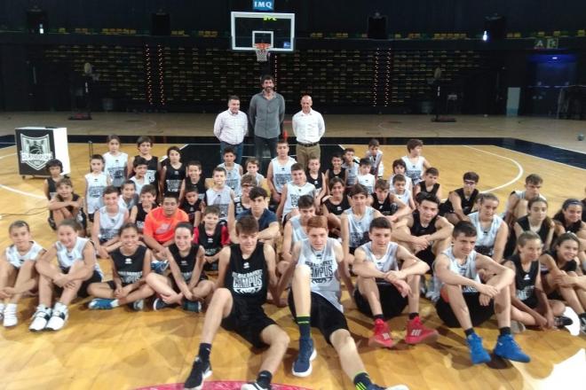Rafa Pueyo, Alex Mumbrú y Jorge Elorduy con los chavales del Campus Bilbao Basket en Miribilla.