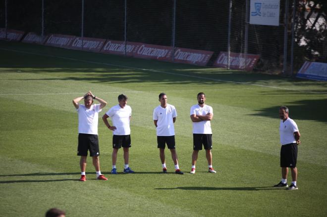 Álvaro Cervera, junto a su cuerpo técnico, en un entrenamiento en El Rosal (Foto: Cristo García).