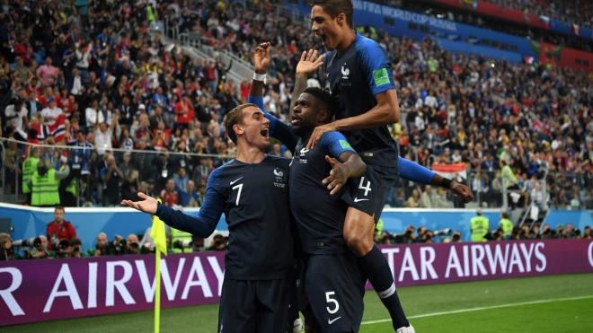 Griezmann y Varane festejan con Umtiti el gol de Francia.