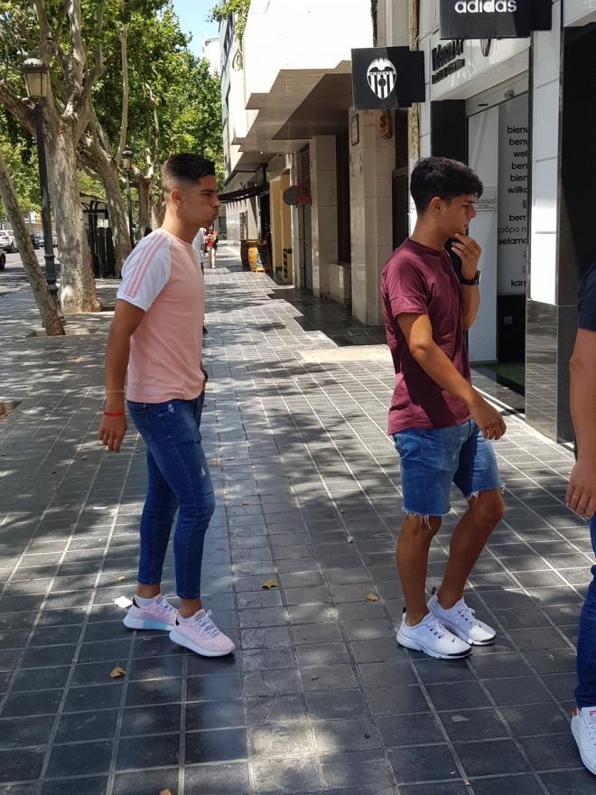Los hermanos Jiménez entran en las oficinas del Valencia CF. (Foto: CV Radio)