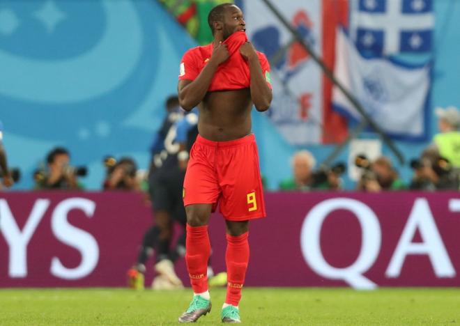 El delantero de Bélgica Romelu Lukaku se lamenta tras fallar una ocasión en el Francia-Bélgica de semifinales del Mundial.