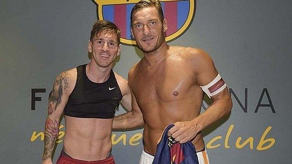 Messi junto a Totti, tras un Barça-Roma.