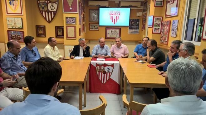 Miembros de Accionistas Unidos del Sevilla, en una reunión.
