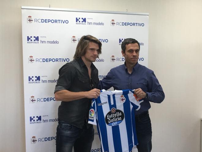 Sebastián Dubarbier es presentado por Carmelo del Pozo como nuevo jugador del Deportivo (Foto: ElDesmarque).