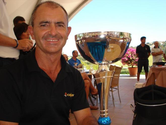 Rivas, en una foto reciente con un trofeo de golf (Foto: Facebook).