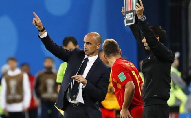 El seleccionador de Bélgica Roberto Martínez da instrucciones a Mertens durante el partido ante Francia del Mundial de Rusia 2018.