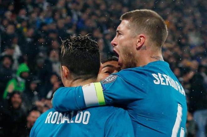Sergio Ramos se abraza a Cristiano celebrando un gol.