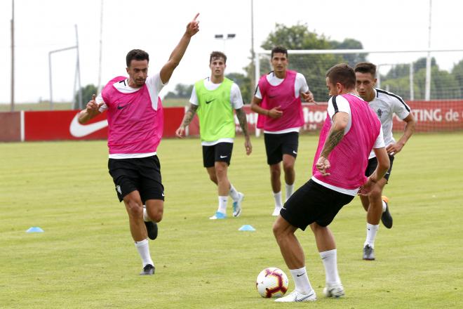 Varios jugadores del Sporting, en un entrenamiento (Foto: Luis Manso).