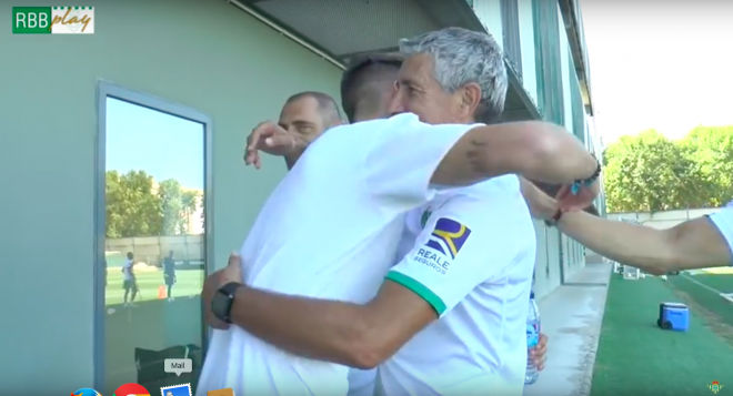 Setién y Fabián se funden en un abrazo durante la despedida del jugador (Foto: Real Betis).