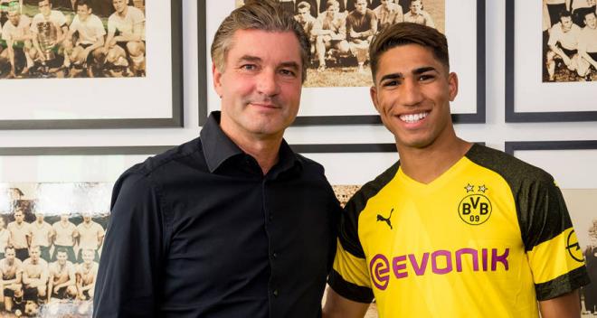 Achraf posa con Zorc tras firmar por el Borussia Dortmund.
