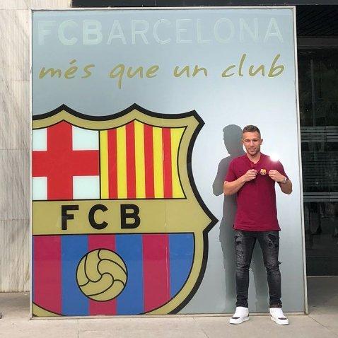 Arthur posa ante los medios a su llegada a Barcelona.